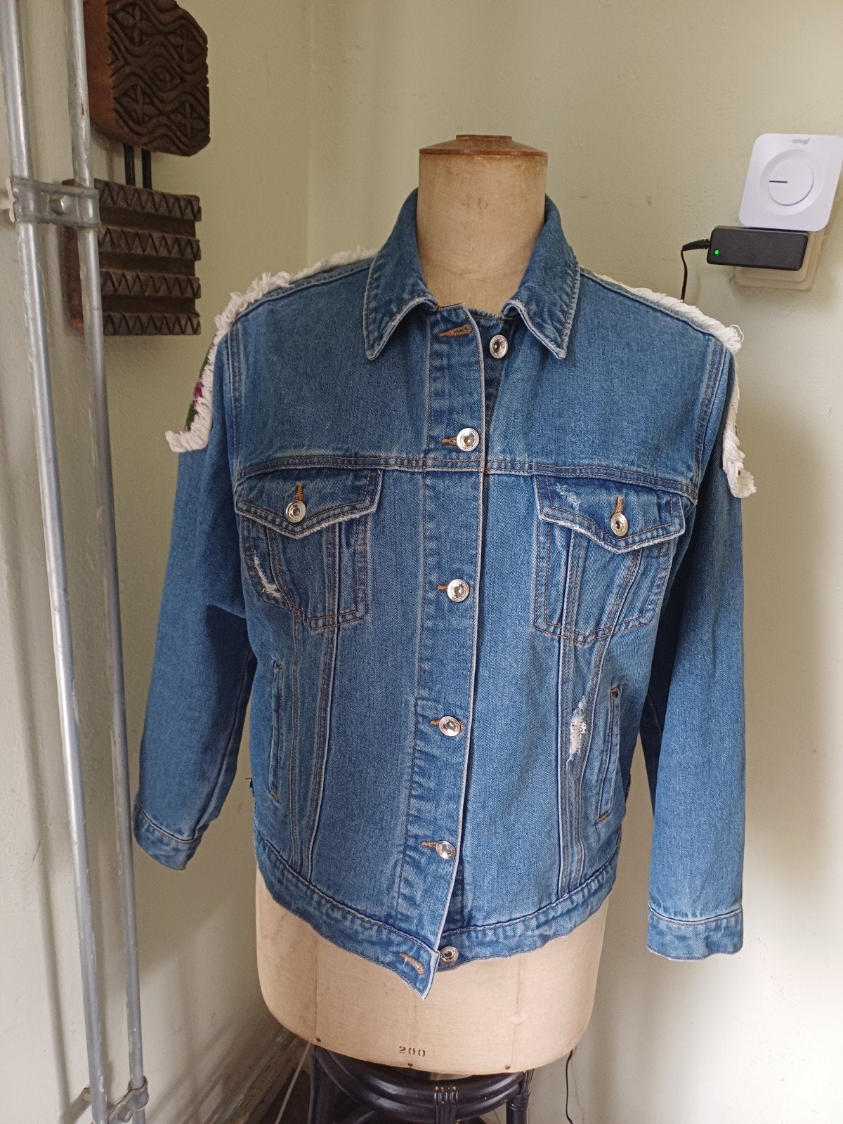 Only Ibiza Boho Spijkerjasje met Geborduurde Bloemen Maat M, Maat 38/40 (M), Only, Blauw, Ophalen of Verzenden