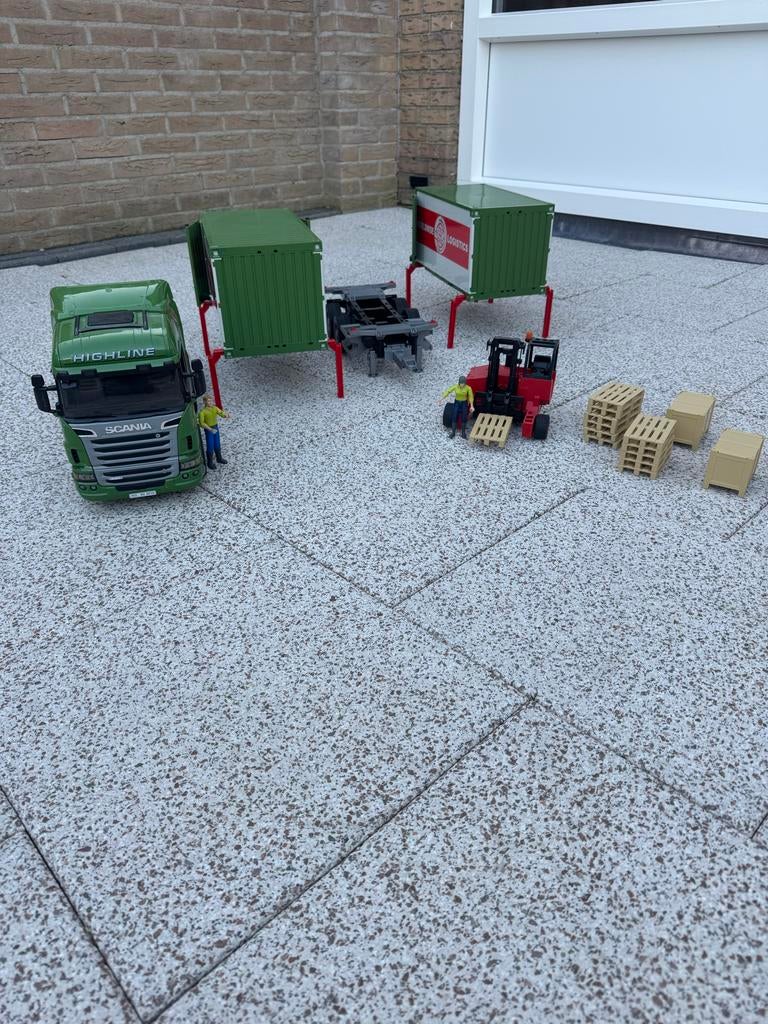 Bruder vrachtwagen met aanhanger, kooiaap en accessoires, Ophalen of Verzenden, Zo goed als nieuw
