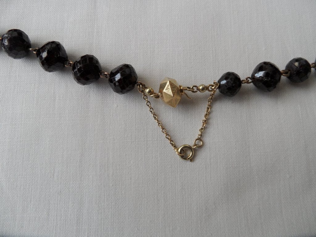 Super lange ouderwets granaat ketting met gouden bol slot, Ophalen of Verzenden, Gebruikt, Overige kleuren, Goud