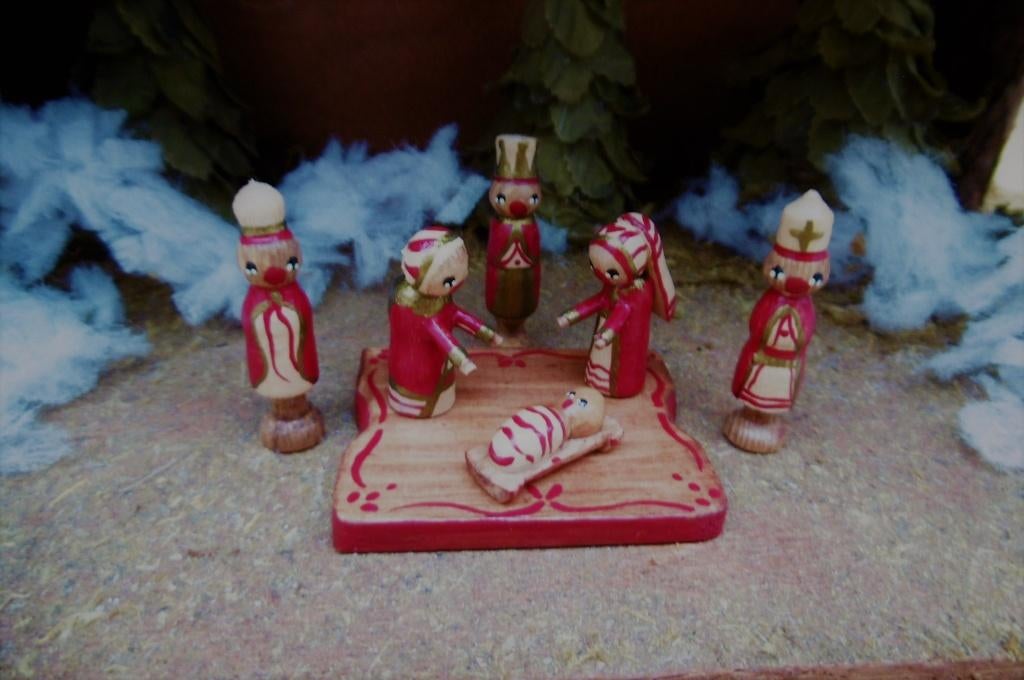 Oud houten kerstgroepje miniaturen poppenhuis speelgoed pop, Diversen, Kerst, Verzenden