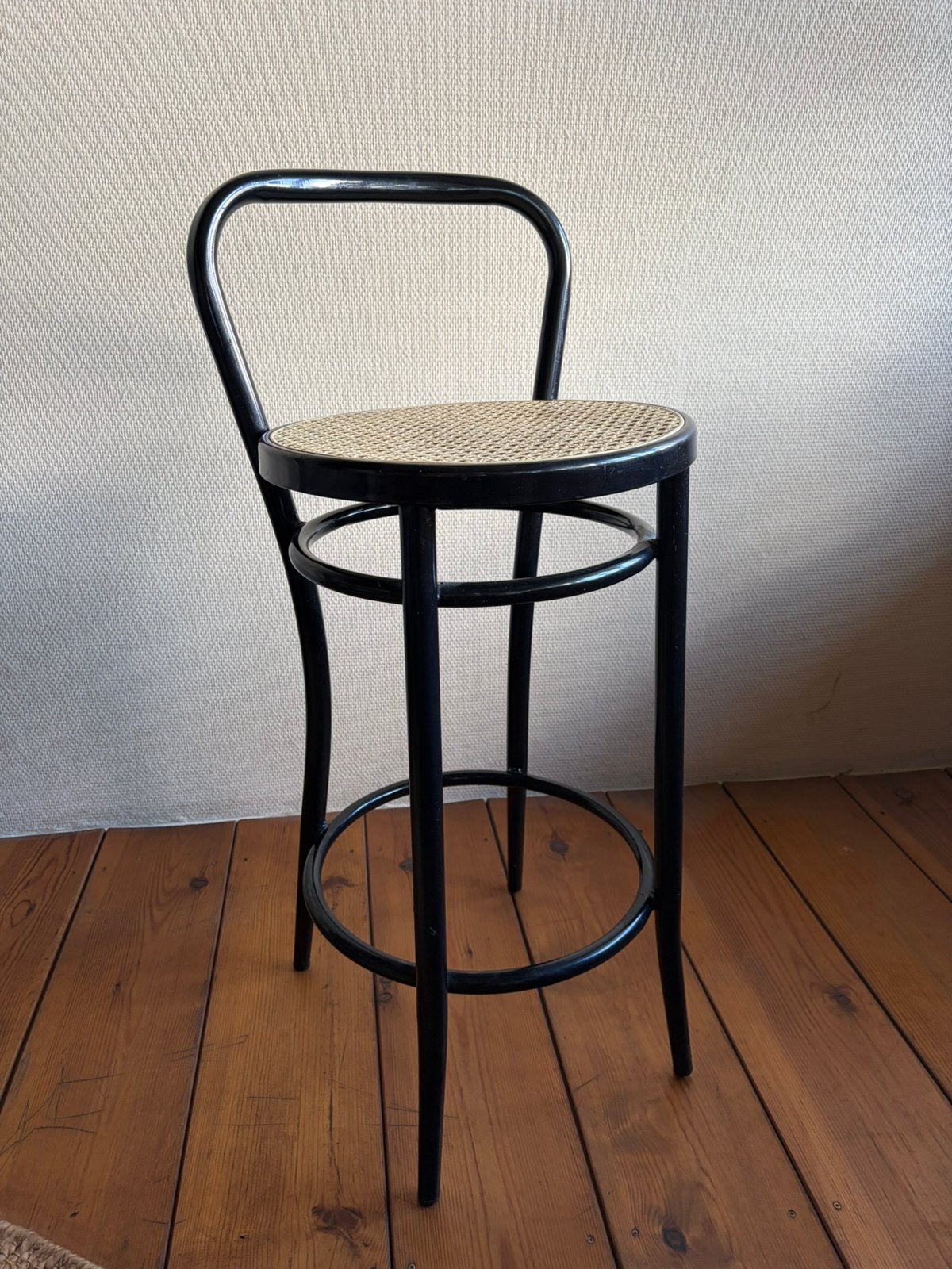 Barkruk zwart met (plastic) webbing, 1 kruk, Ophalen, Gebruikt, 60 tot 90 cm