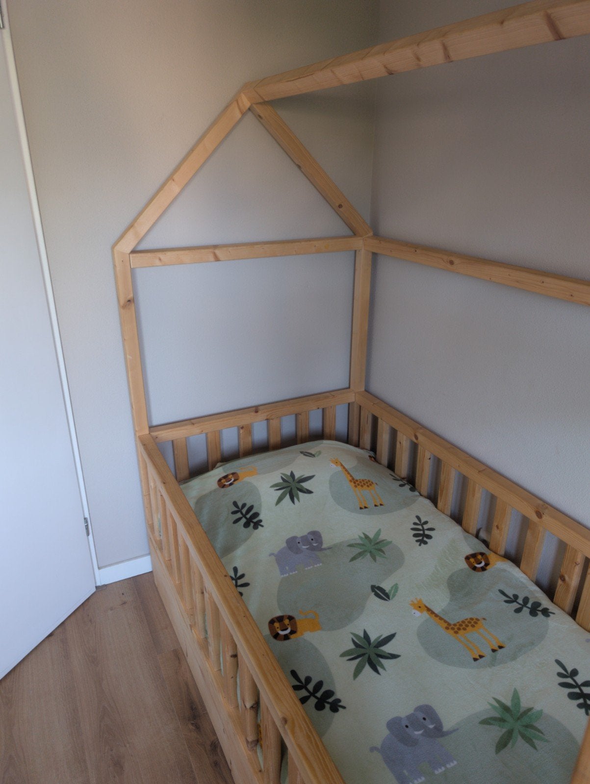 Huisje Peuterbed (evt met passend matras), 70 tot 85 cm, Zo goed als nieuw, Matras, 140 tot 160 cm