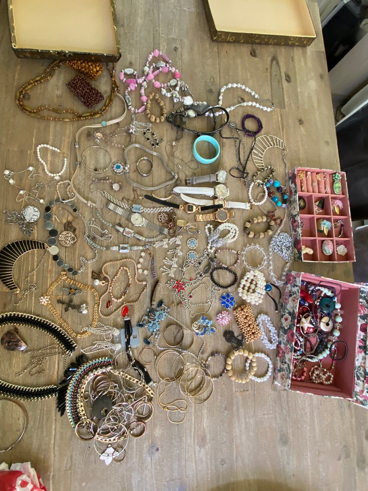 Tafel vol vintages sieraden, Overige merken, Overige materialen, Ophalen of Verzenden, Zo goed als nieuw