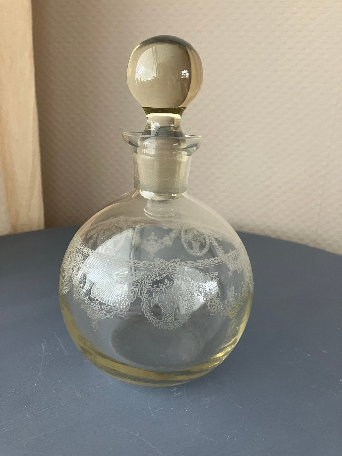 Vintage likeur fles met sierlijk etswerk en stolp., Ophalen of Verzenden