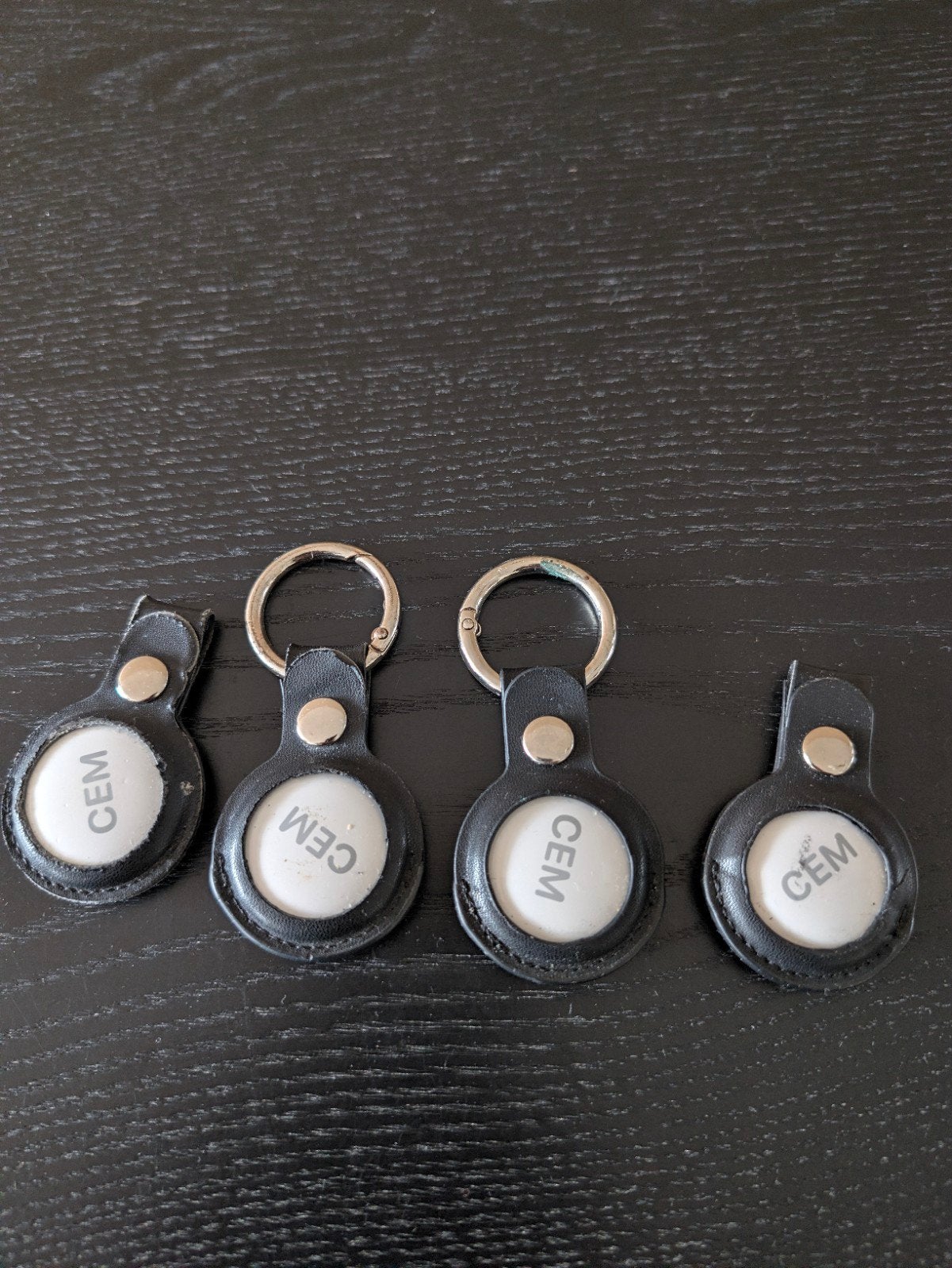 Airtags 4 stuks met CEM inscriptie en hoesje., Telecommunicatie, Ophalen of Verzenden, Gebruikt, Telefoonhanger of Accessoire