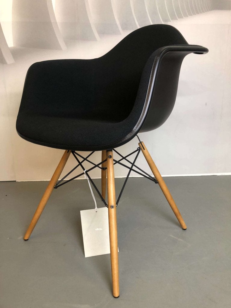 40x Vitra Eames DAW Zwarte Kuip stof zwart Esdoorn onderstel, Huis en Inrichting, Stoelen, Niet ingevuld, Zwart, Niet ingevuld