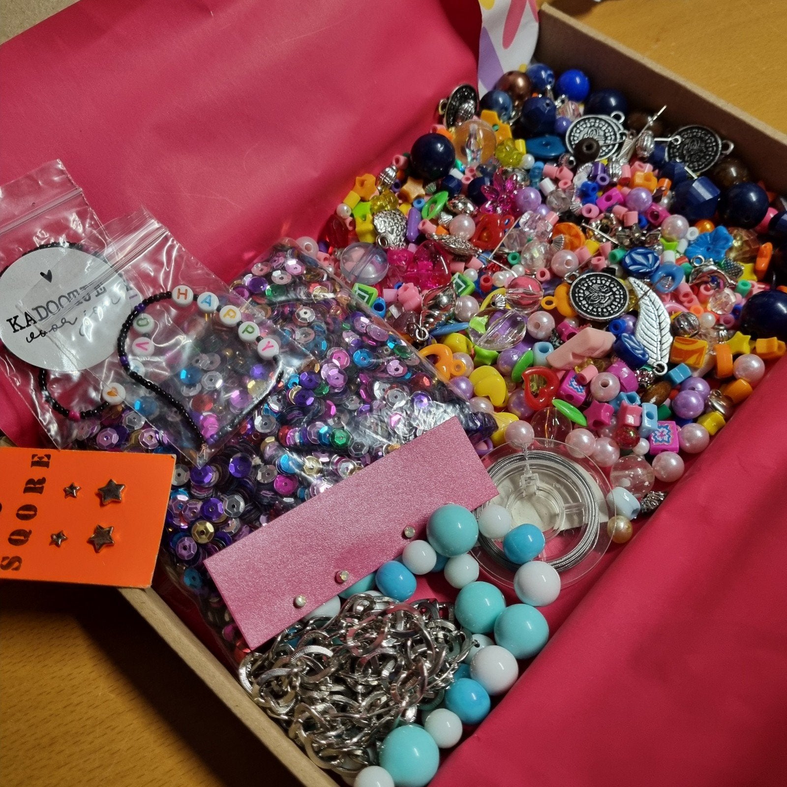 Doos sieraden, draad en pailletten met 650+ kralen en bedels, Verzenden, Bedel