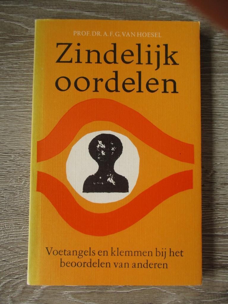 Zindelijk oordelen - A.F.G. van Hoesel, Boeken, Ophalen of Verzenden, Alpha, Gelezen, HBO