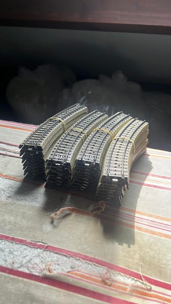Te koop 40 gebogen rails van marklin 5100, Wisselstroom, Rails, Ophalen of Verzenden, Zo goed als nieuw