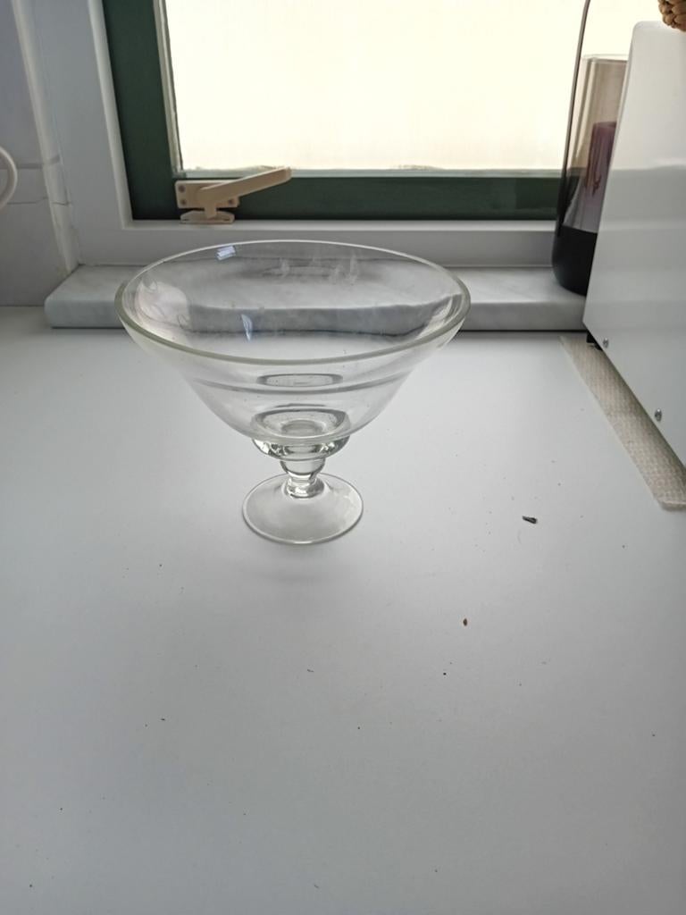 Glazen schaal op voet - Elegant en veelzijdig, Antiek en Kunst, Ophalen of Verzenden
