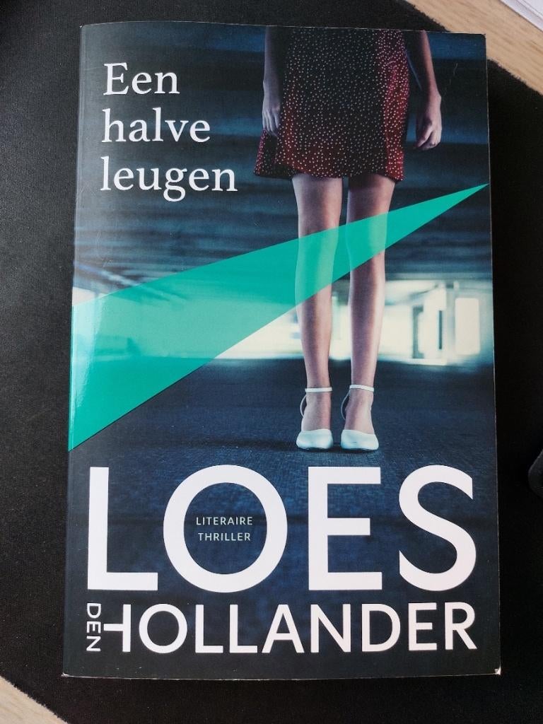 Een halve leugen, Boeken, Romans, Ophalen of Verzenden, Zo goed als nieuw, Loes den Hollander, Nederland