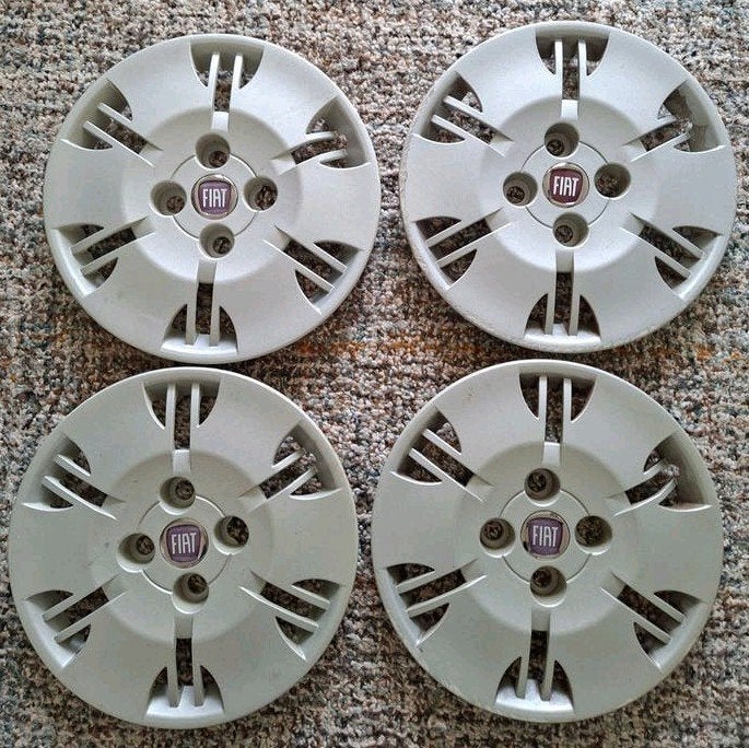 Fiat Panda Vier Originele Wieldeksels Rood Logo 14 Inch, Ophalen of Verzenden, Gebruikt