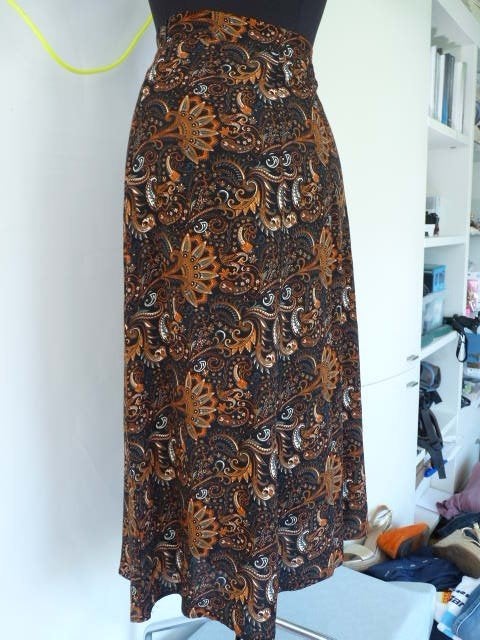 Langere zwart met bruine patronen rok van C&S, mt xxl, Bruin, Ophalen of Verzenden, Zo goed als nieuw, Onder de knie