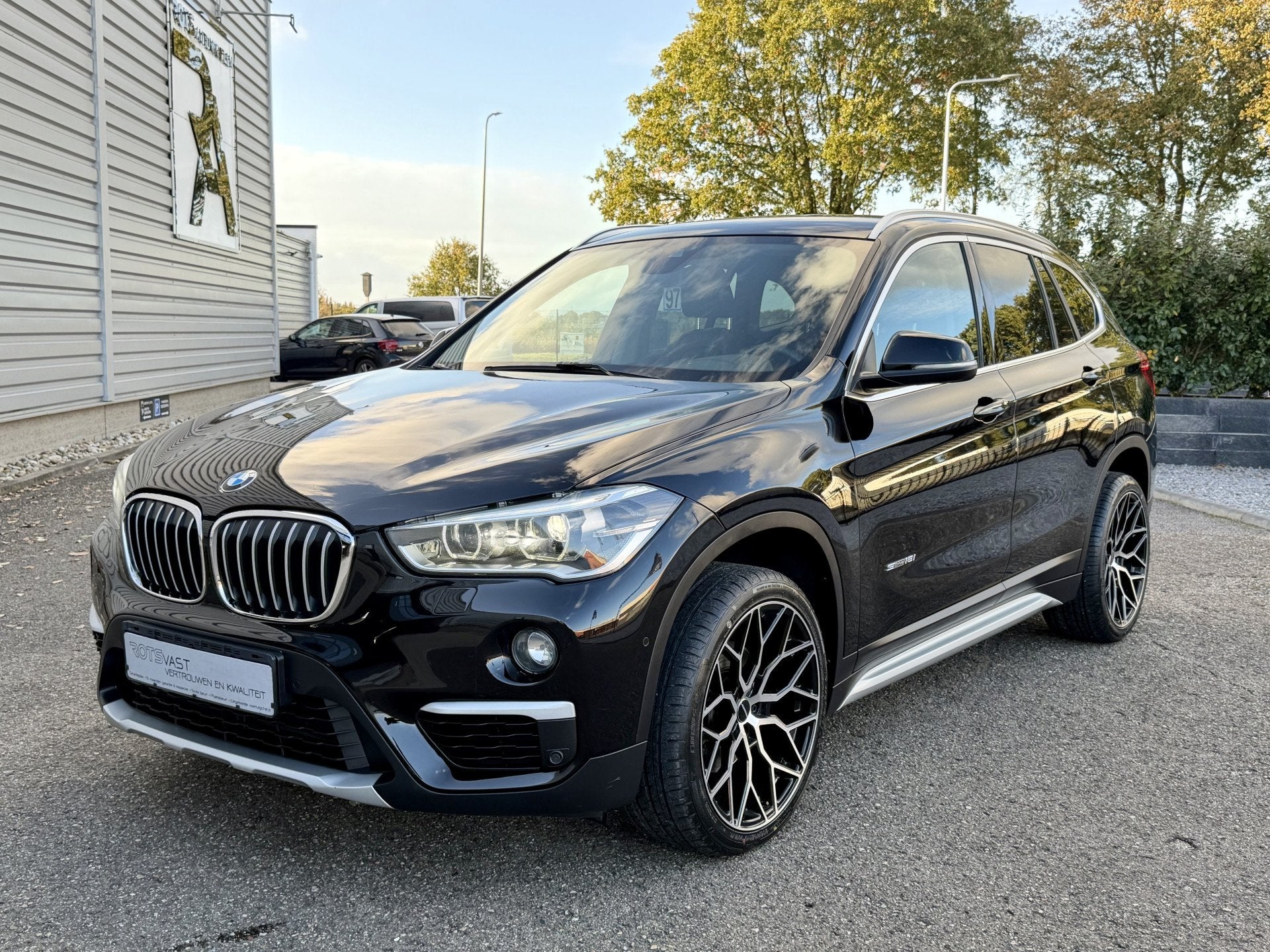 BMW X1 sDrive18i Executive Navi|Leer|LED|PDC|Cruis Zwart!, 136 pk, Gebruikt, Met garantie (alle), Zwart