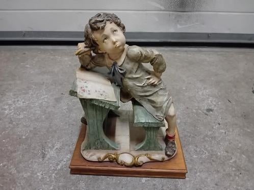 vintage beeld jongen in de school banken met merk erop, Ophalen of Verzenden, Zo goed als nieuw, Overige typen
