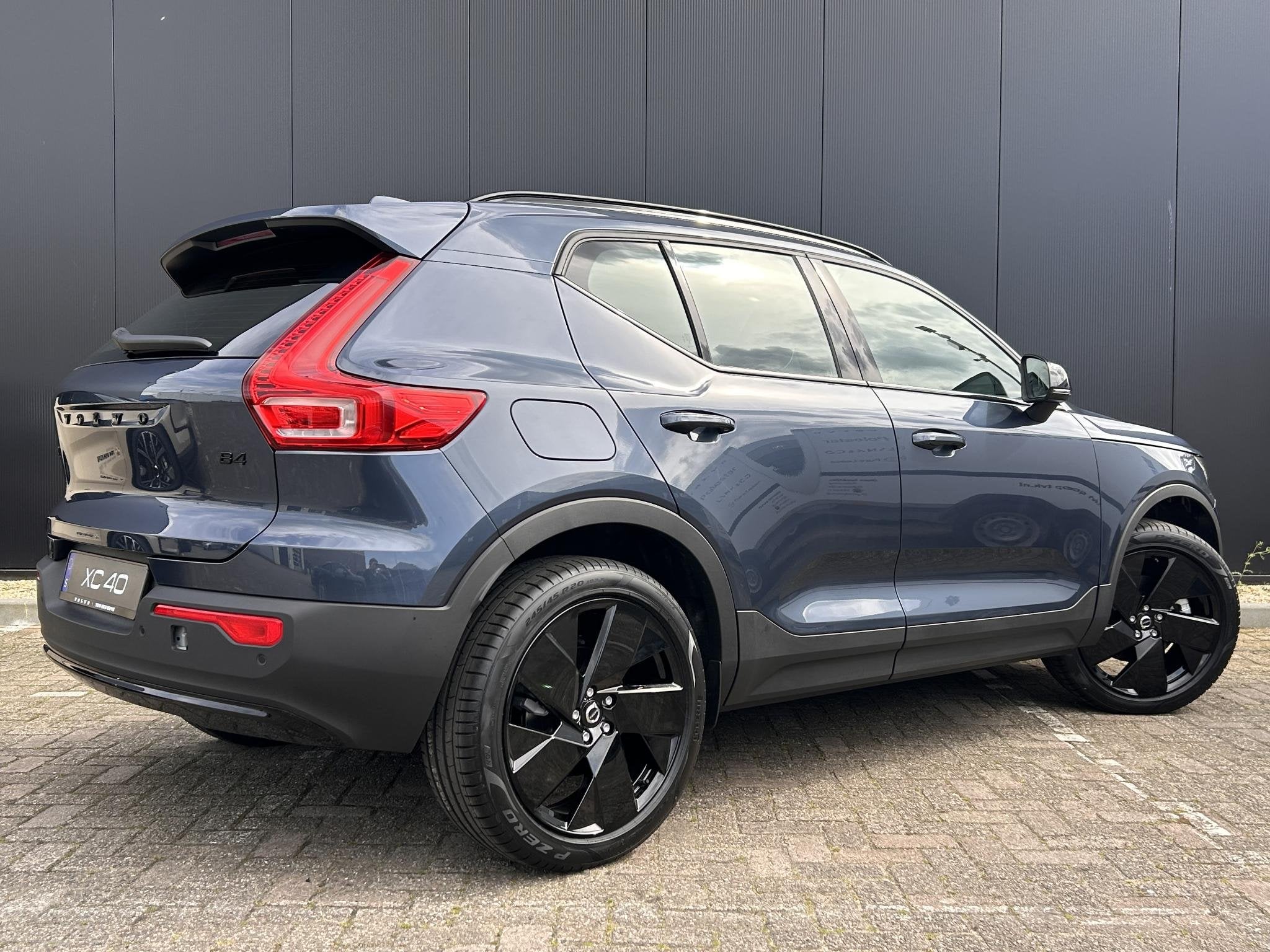 Volvo XC40 2.0 B4 Plus Black Edition Europa / Panorama dak /, 4 cilinders, 1969 cc, Blauw, Nieuw