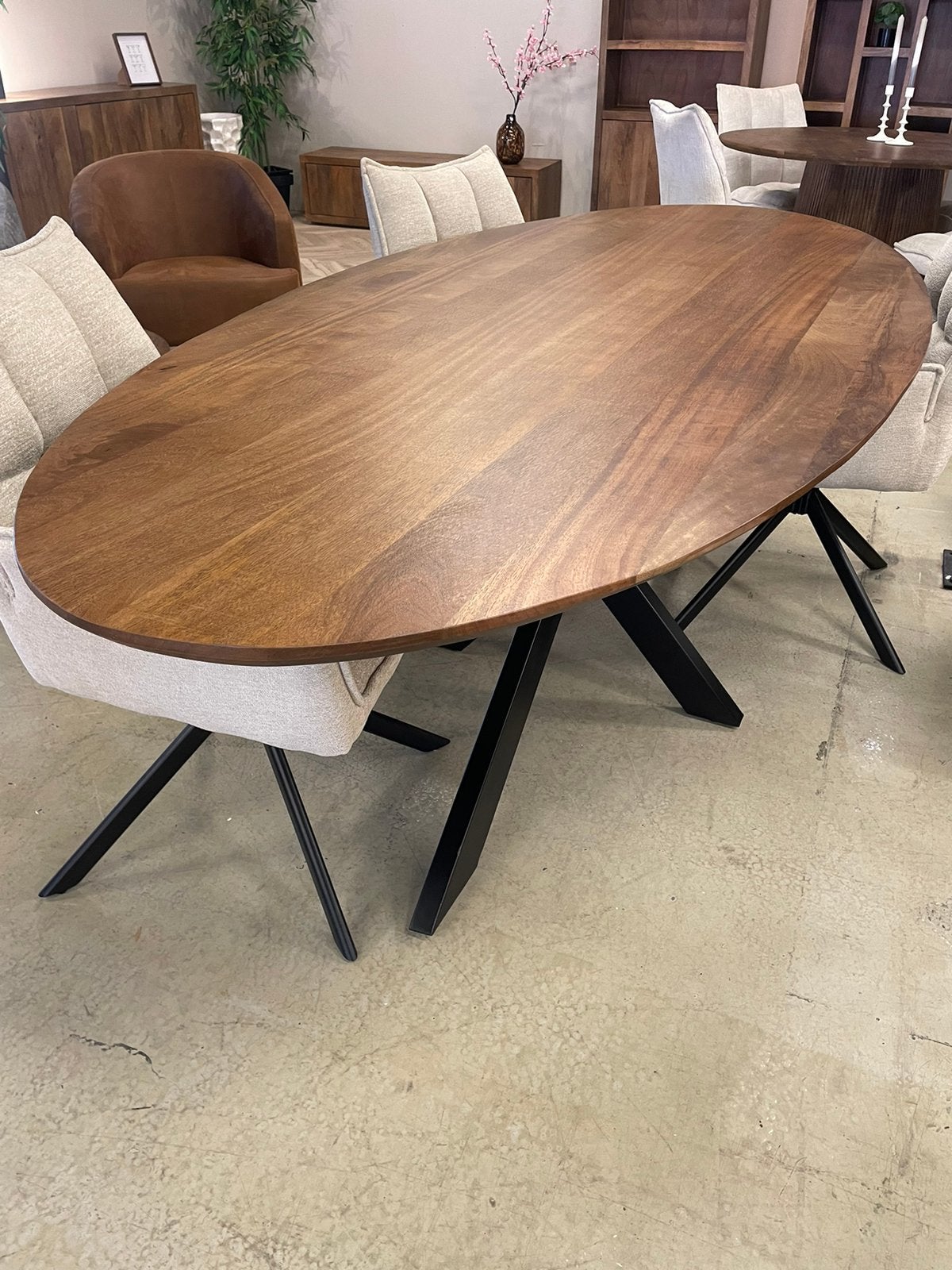 VOORRAAD MANGO OVAAL WALNOOT CHEFMEUBEL LEEGVERKOOP 259 !, Bruin, Ophalen of Verzenden, Zo goed als nieuw, Vijf, Zes of meer stoelen