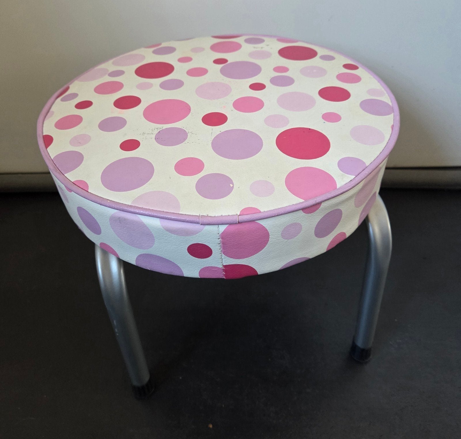 Vintage krukje met stippenpatroon - roze/paars, Huis en Inrichting, Krukjes, Ophalen of Verzenden, Gebruikt, Kunststof
