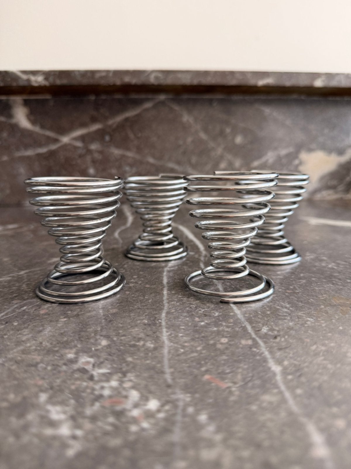 Vintage spiraal eierdopjes | zilver metaal | set van 4, Gebruikt, Overige typen, Vintage, Ophalen of Verzenden