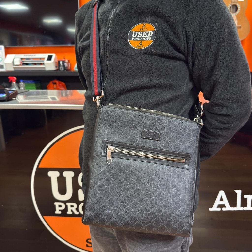 Gucci GG Black Small Messenger Bag Met Bon, Sieraden, Tassen en Uiterlijk, Tassen | Schoudertassen, Gucci, Zo goed als nieuw, Support@gucci.com