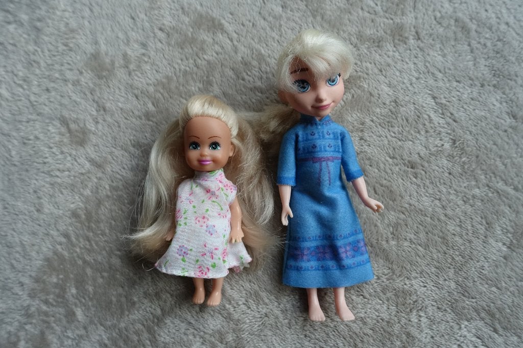 Elsa en haar verloren zusje: 2 geklede poppetjes, Ophalen of Verzenden, Gebruikt, Babypop