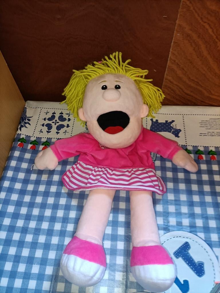 Leuke buikspreekpop meisje met roze jurk 40 cm groot, Ophalen of Verzenden, Zo goed als nieuw, Overige typen