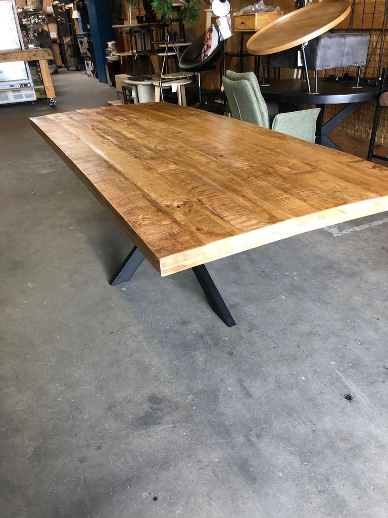 Grote mangohouten eettafel met industrieel matrix onderstel., Ophalen, Gebruikt, 100 tot 150 cm, 200 cm of meer