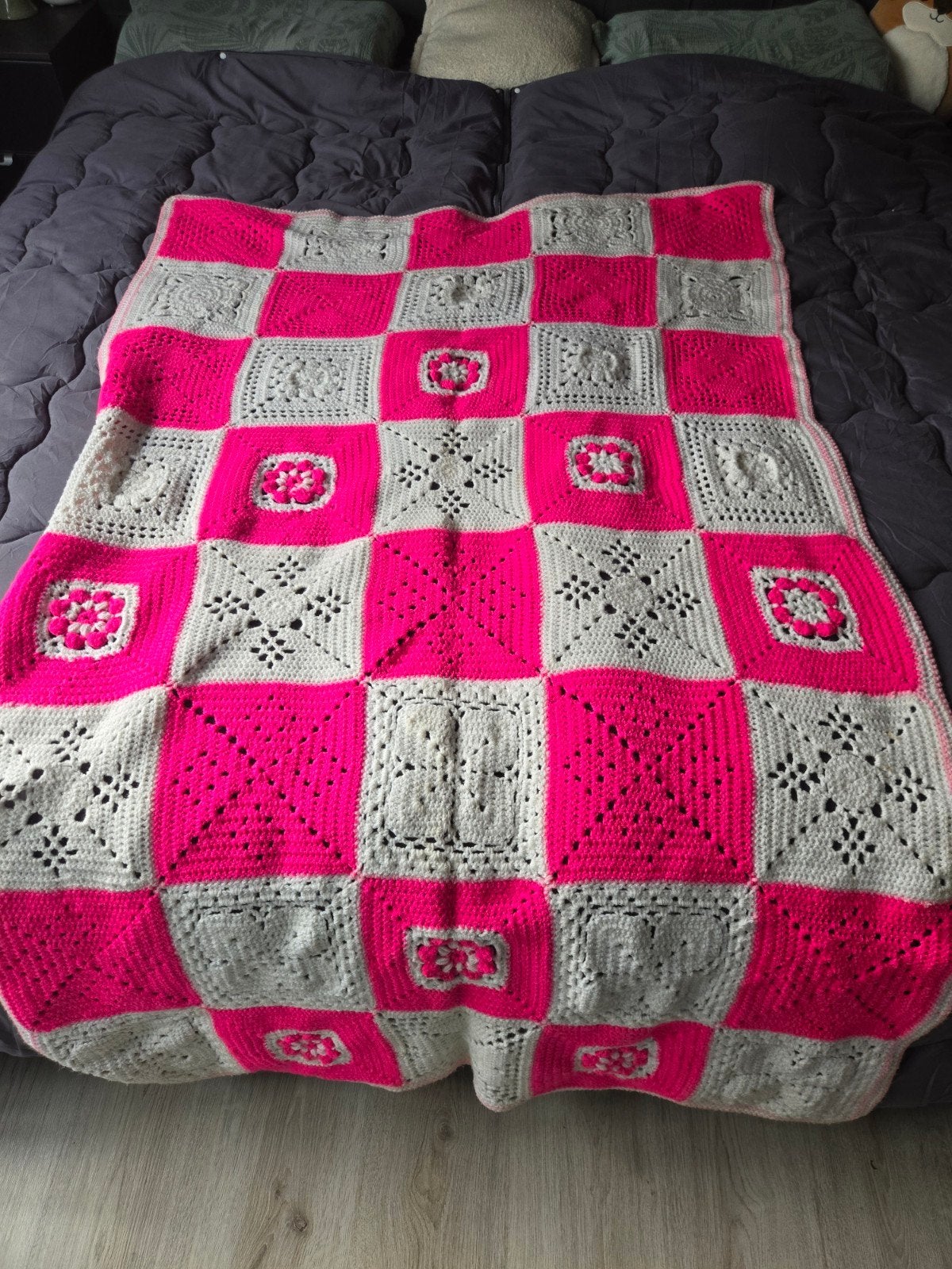 Handgehaakte deken roze/wit - 1.07m x 1.70m, Meerkleurig, Ophalen of Verzenden, Zo goed als nieuw, Handgemaakt