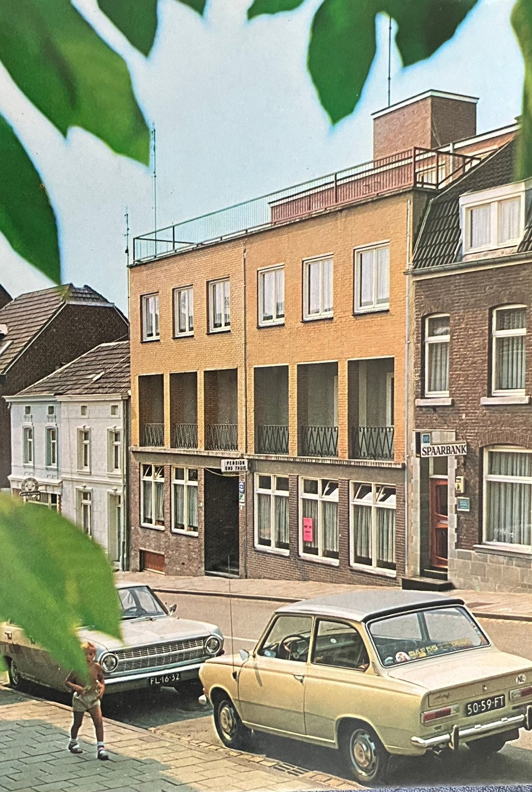 Ansichtkaart met auto’s DAF 44 en Opel  in Gulpen Limburg, Ophalen of Verzenden, 1960 tot 1980, Ongelopen, Voertuig