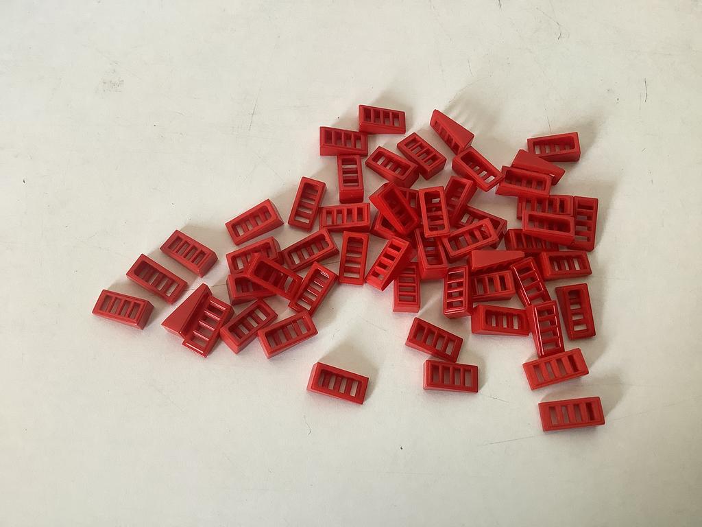 Lego dakpan helling 18 2x1x2/3 met traliewerk rooster rood, Ophalen of Verzenden, Gebruikt, Losse stenen, Lego