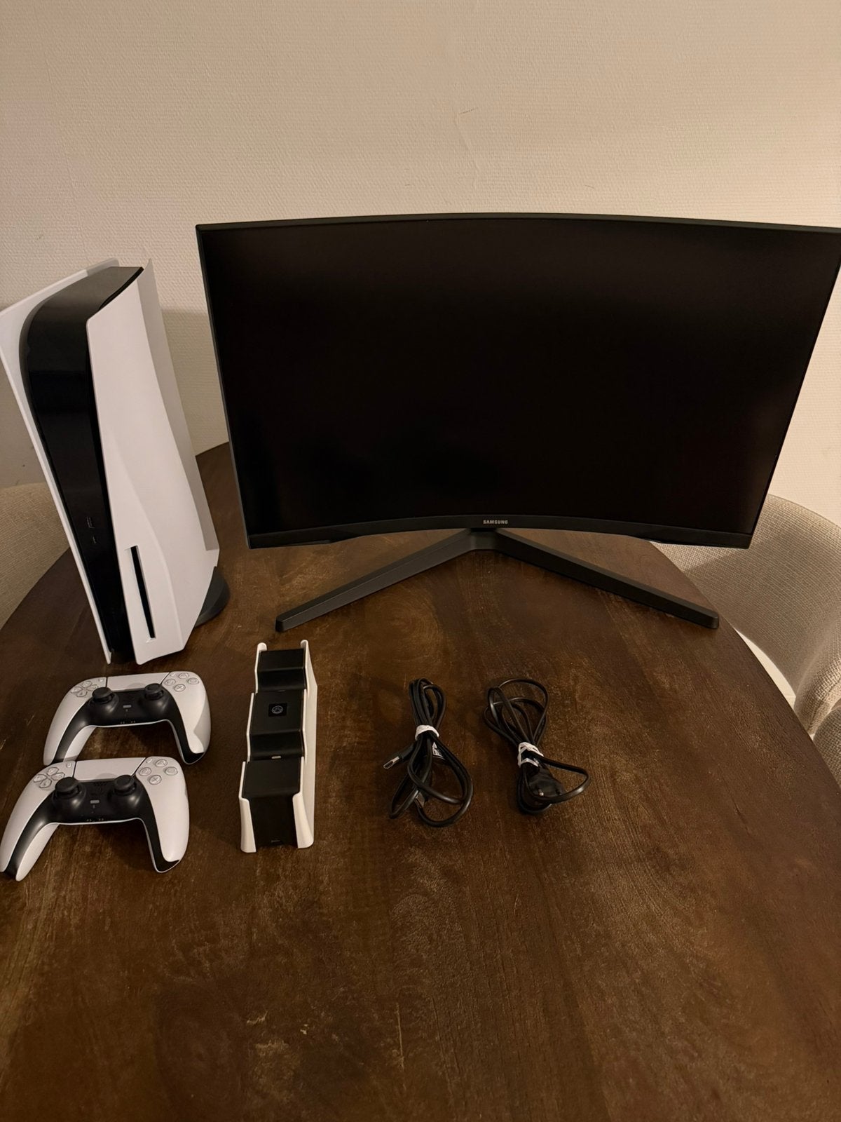 Foto 2 van Playstation 5 / PS5 + Gaming Monitor