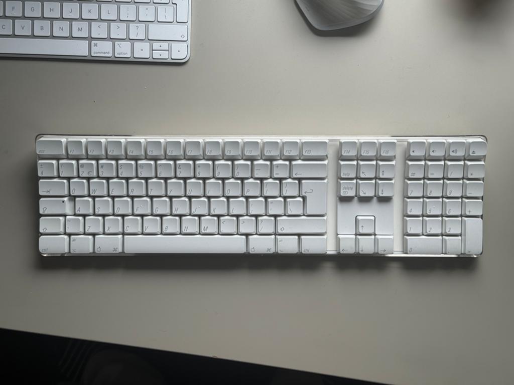 Netjes Apple BLUETOOTH toetsenbord A1016, Computers en Software, Toetsenborden, Ophalen of Verzenden, Qwerty, Refurbished, Draadloos