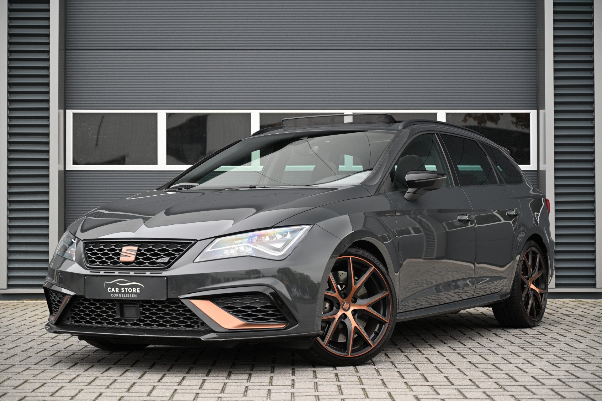 SEAT Leon ST 2.0 TSI 4DRIVE CUPRA R 300+ PK / PANO / CARBON, Auto's, Automaat, Gebruikt, 4 cilinders, 1984 cc