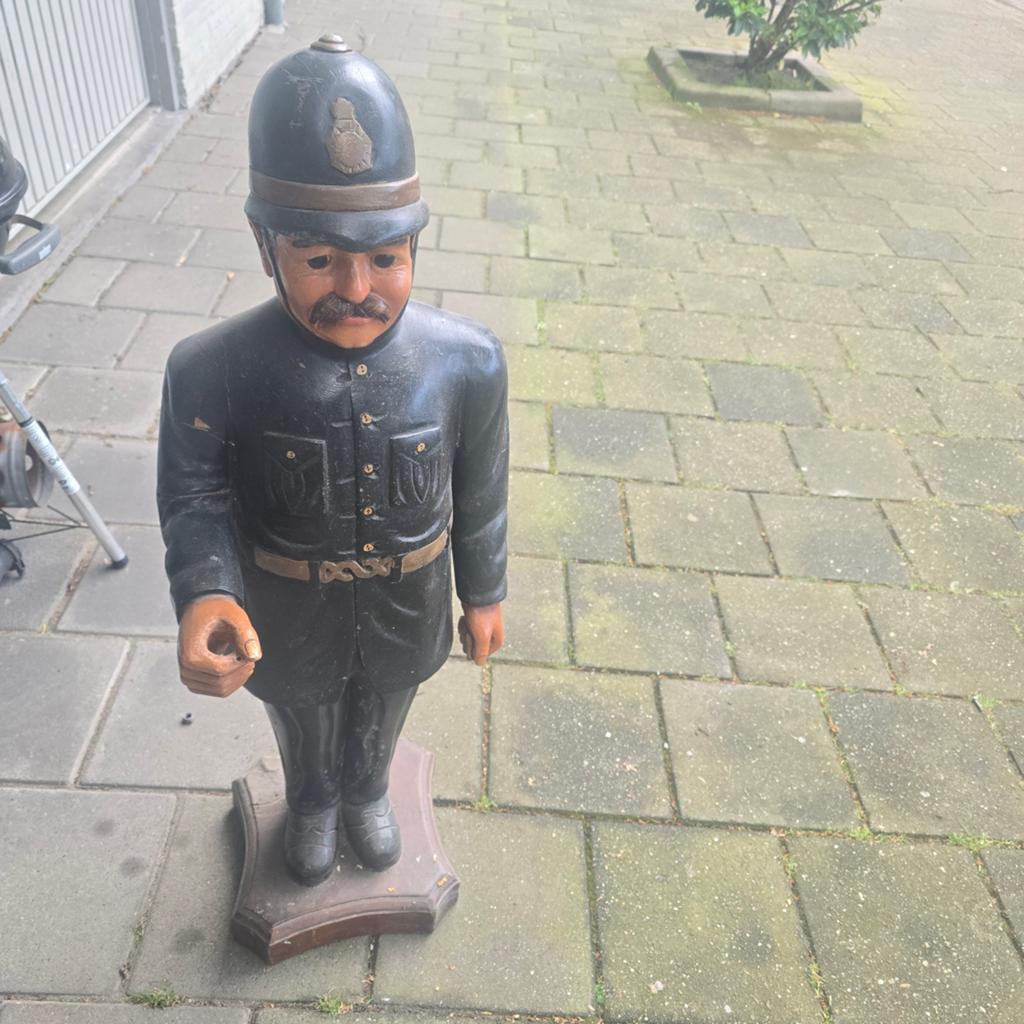 Houten beeld bobby met lantaarn, Ophalen
