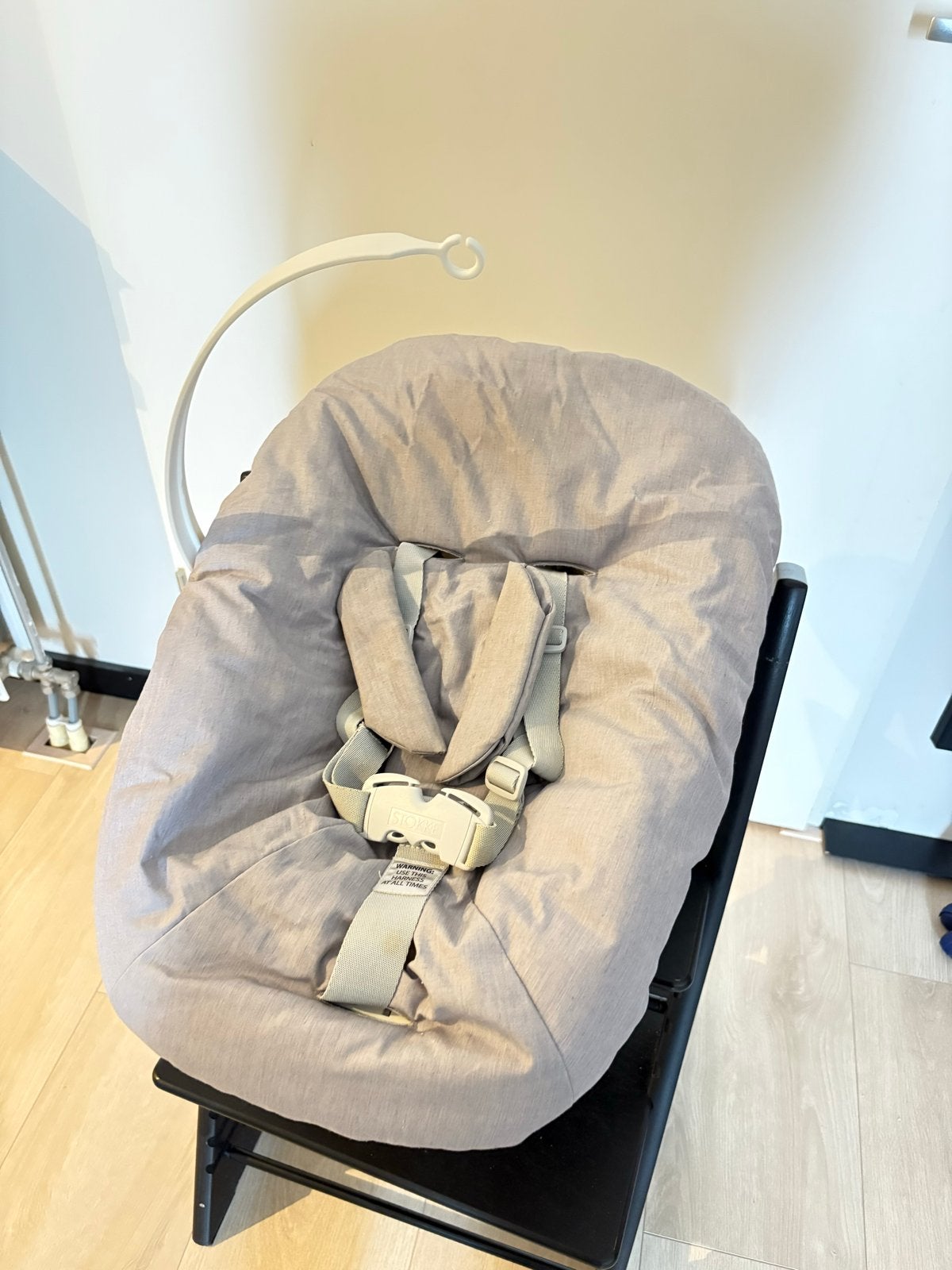 Stokke Tripp Trapp Newborn Set met grijze hoes en speelgoedh, Ophalen, Gebruikt, Overige typen, Gordel(s)