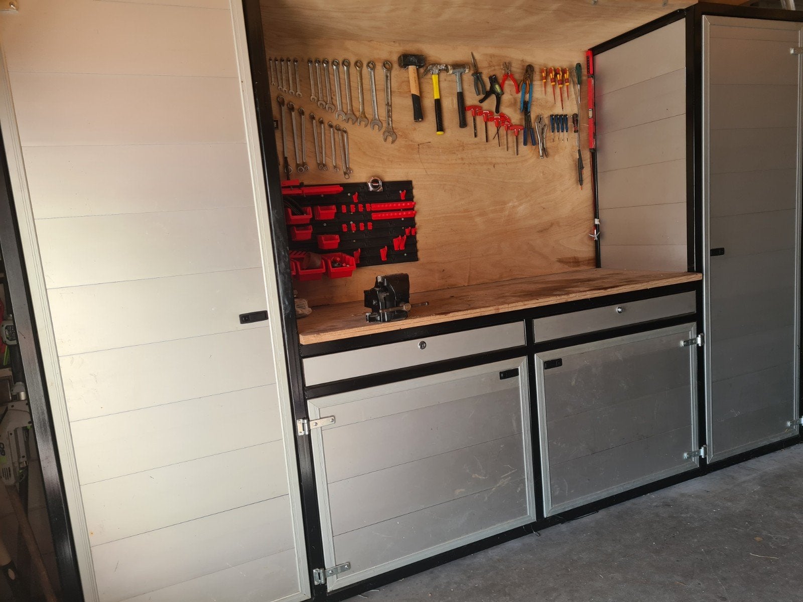 werkbank zwart staal met aluminium deuren/lades