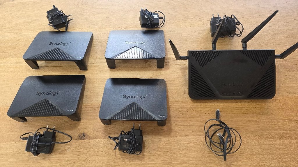 Synology RT2600ac en 4x Mr2200 Ac compleet (mesh) netwerk, Ophalen of Verzenden, Gebruikt, Router, Synology