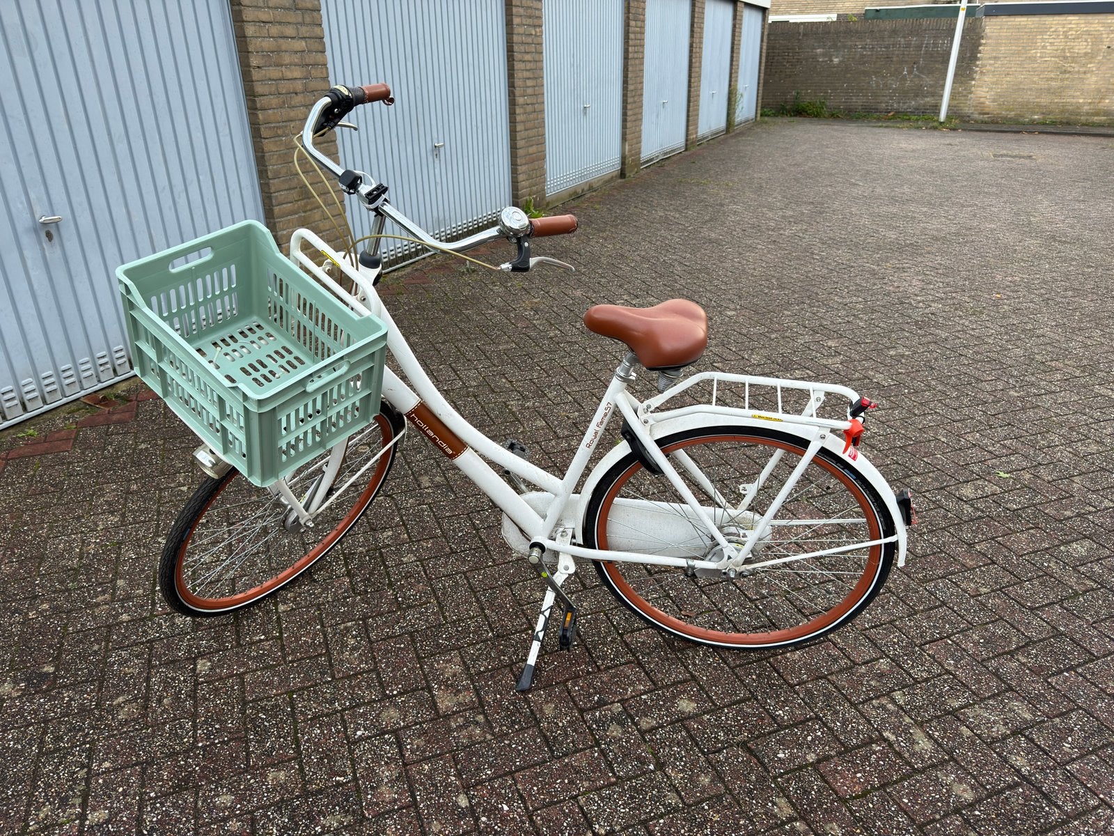 Hollandia Royal Fame 57 Damesfiets - Wit met mandje, Fietsen en Brommers, Gebruikt, Velgrem, 56 cm of meer, Ophalen