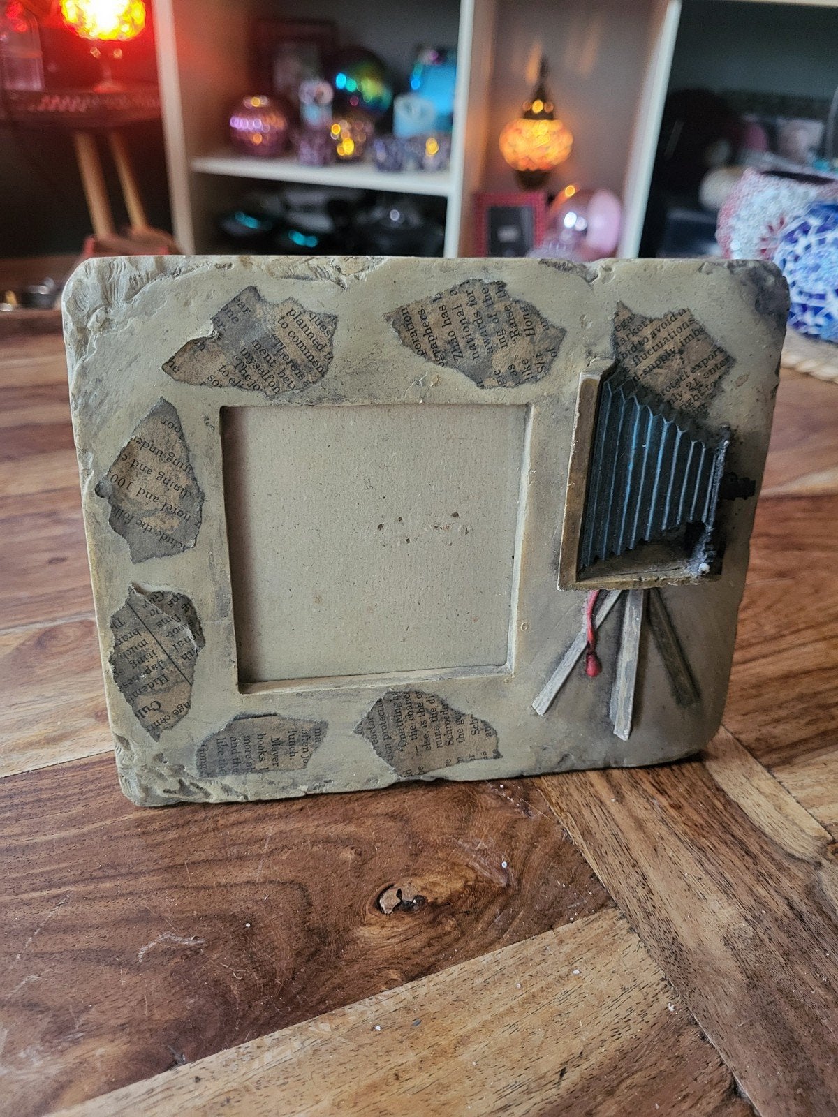 Vintage 3D fotolijst met antieke camera & krantendetails, 14 cm, Beige, Ophalen of Verzenden, Fotolijst