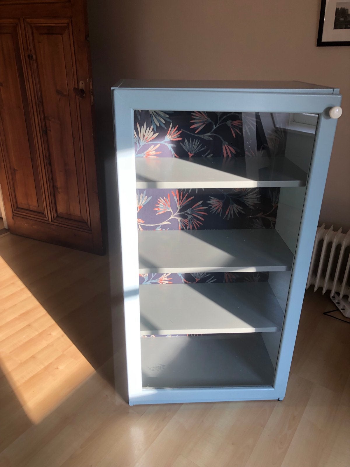 Hip lavendelblauw kastje met glazen deur en design behang, Ophalen, Gebruikt