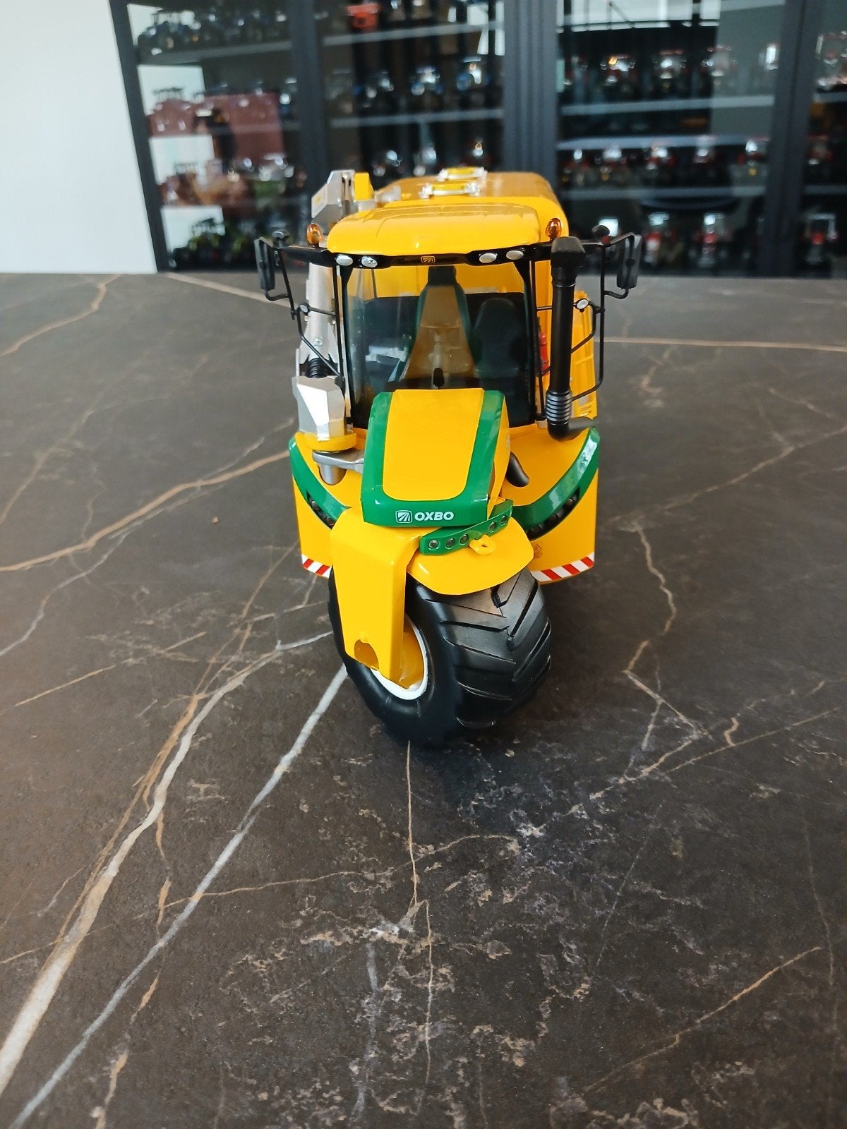 Nieuw in doos: Oxbo zelfrijdende mesttank model, Hobby en Vrije tijd, Overige merken, Nieuw, Ophalen of Verzenden, Groter dan 1:32