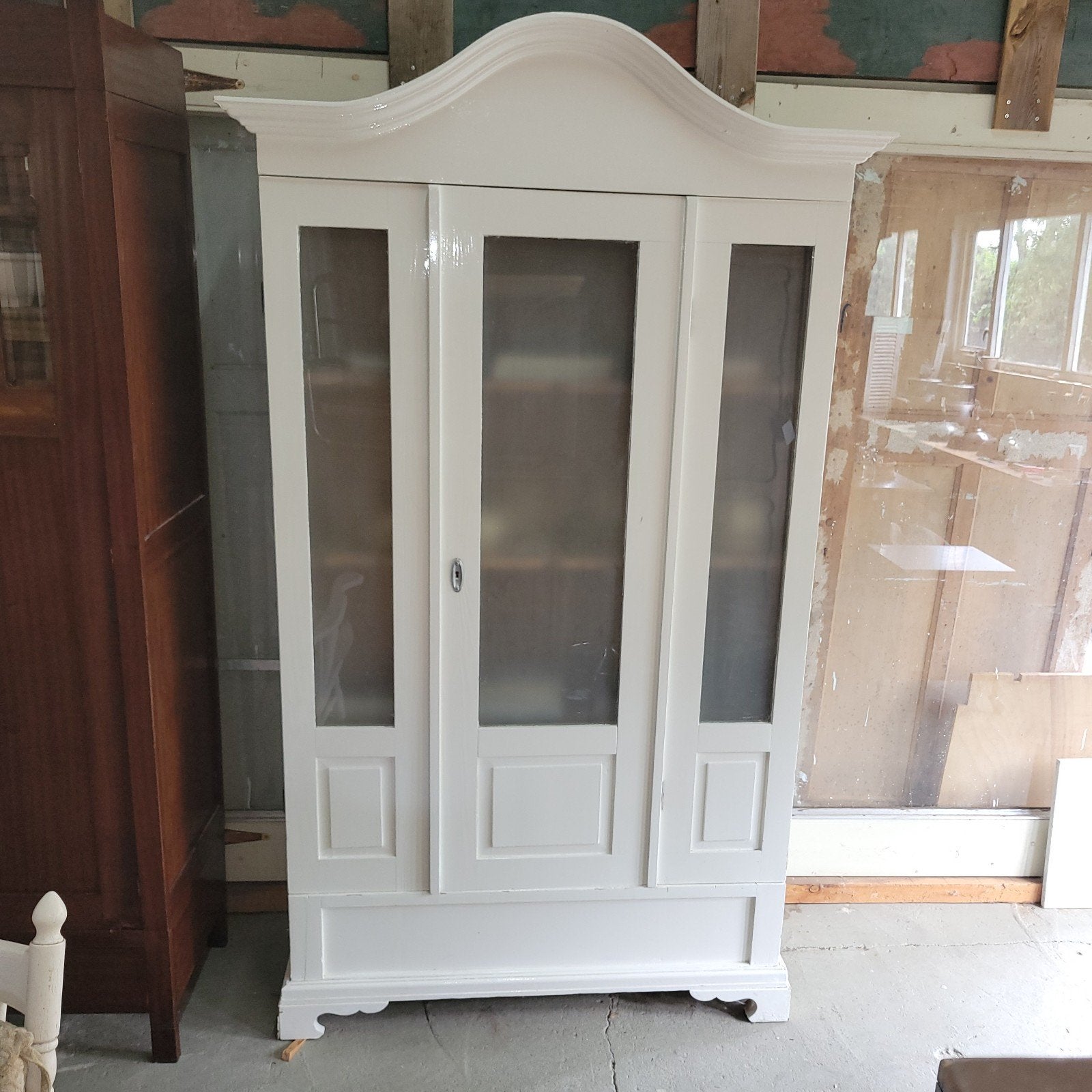 Foto 6 van Brocante oude ondiepe witte kast vitrinekast servieskast