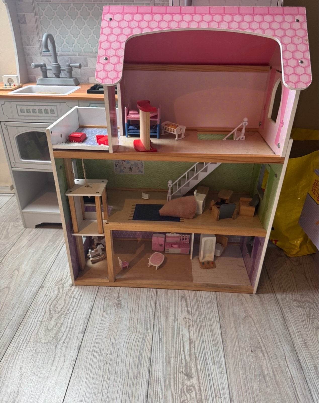 Groot houten poppenhuis met meubels, Ophalen of Verzenden, Gebruikt, Poppenhuis