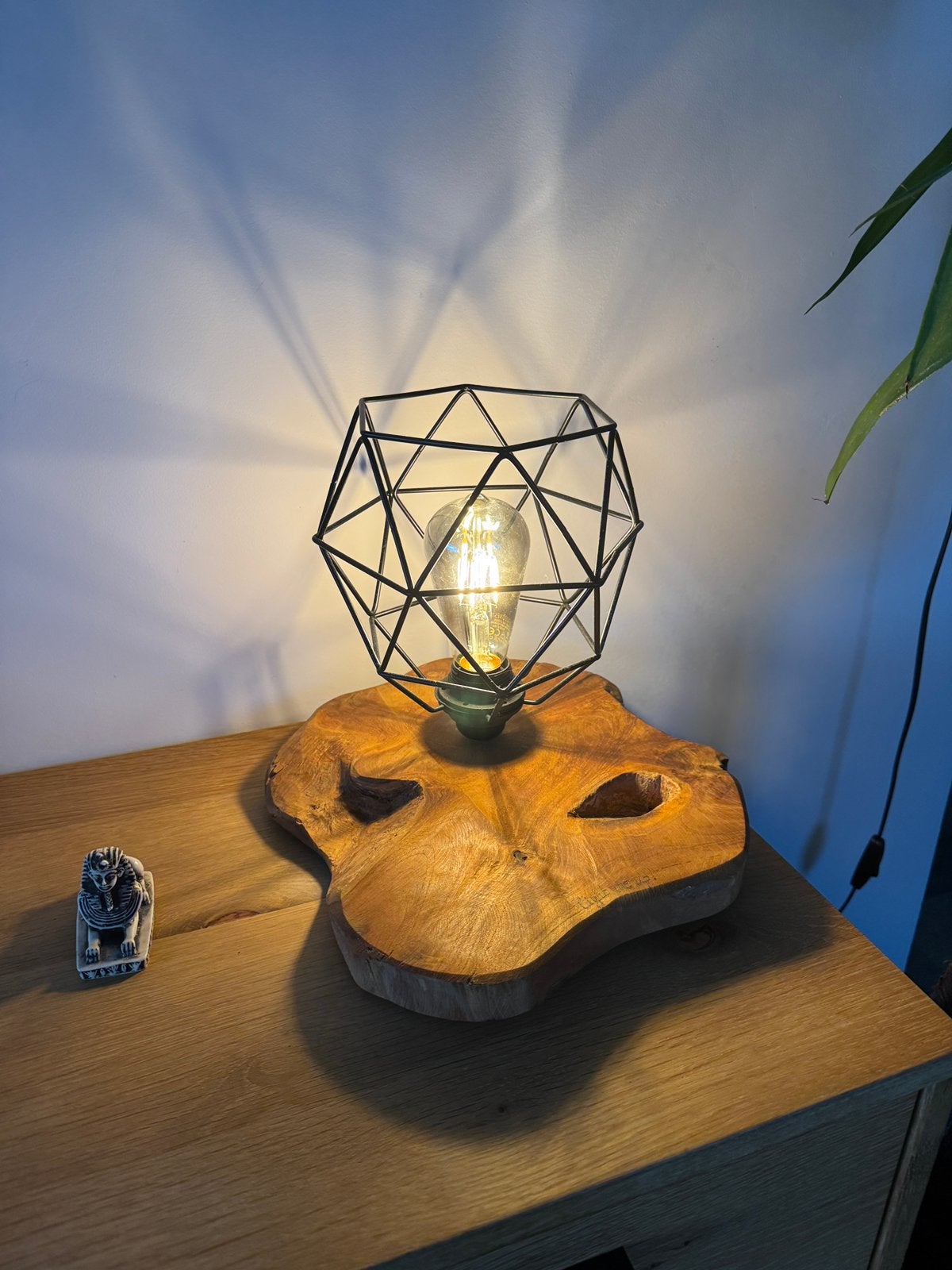 Handgemaakte Tafellamp van Massief Hout & Geometrisch Metaal, Ophalen, Zo goed als nieuw, Hout, Minder dan 50 cm