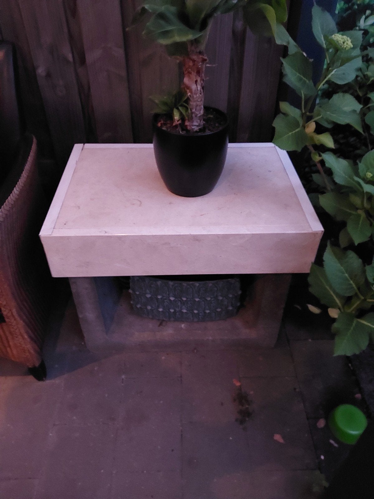Betonnen blok met marmeren blad., Tuin en Terras, Tuintafels, Ophalen of Verzenden, Rond, Overige materialen
