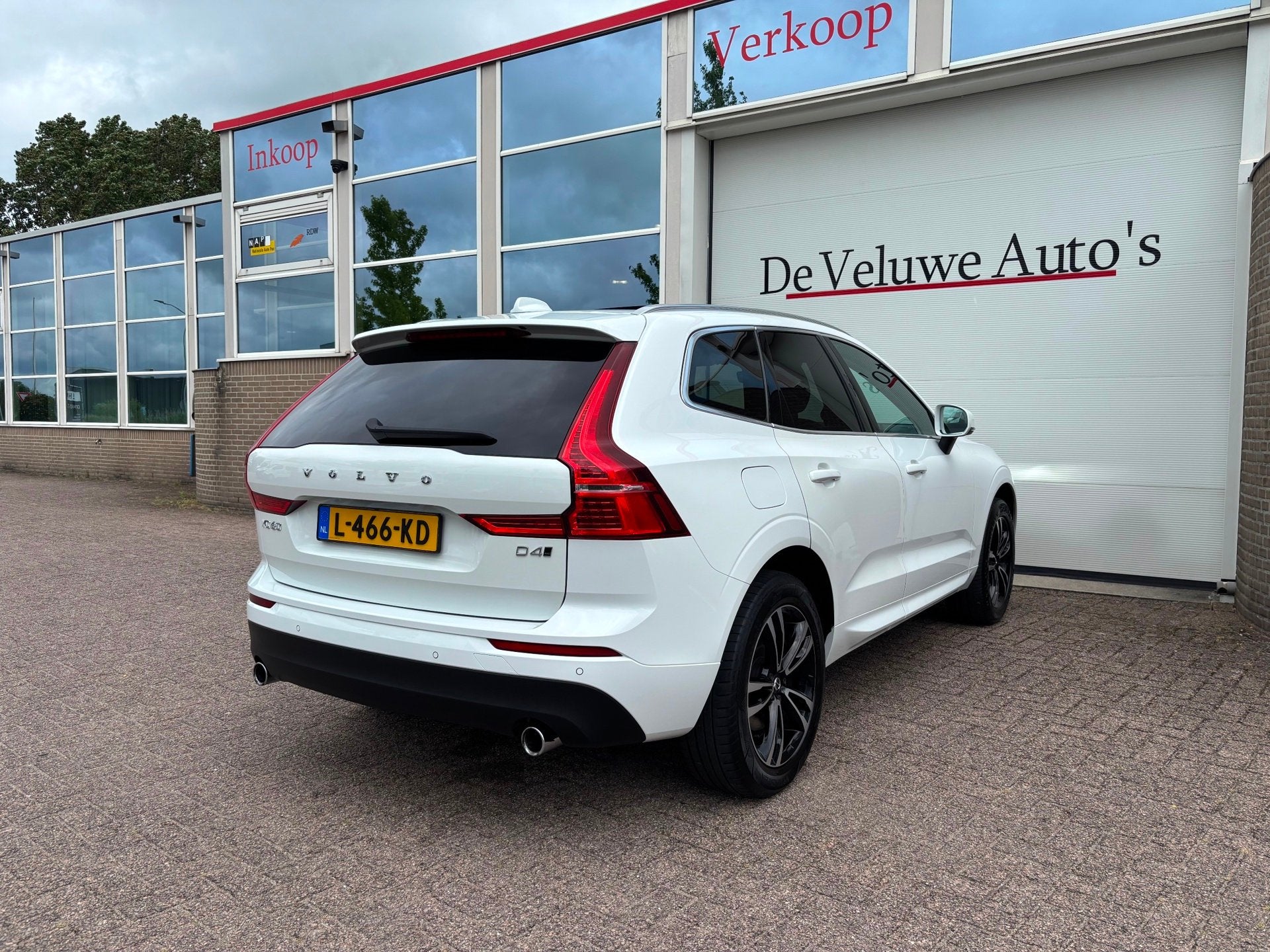 Volvo XC60 2.0 D4 AWD 190PK|Pano|Trekhaak|PDC|LED, Auto's, Gebruikt, Euro 6, 1969 cc, Leder en Stof
