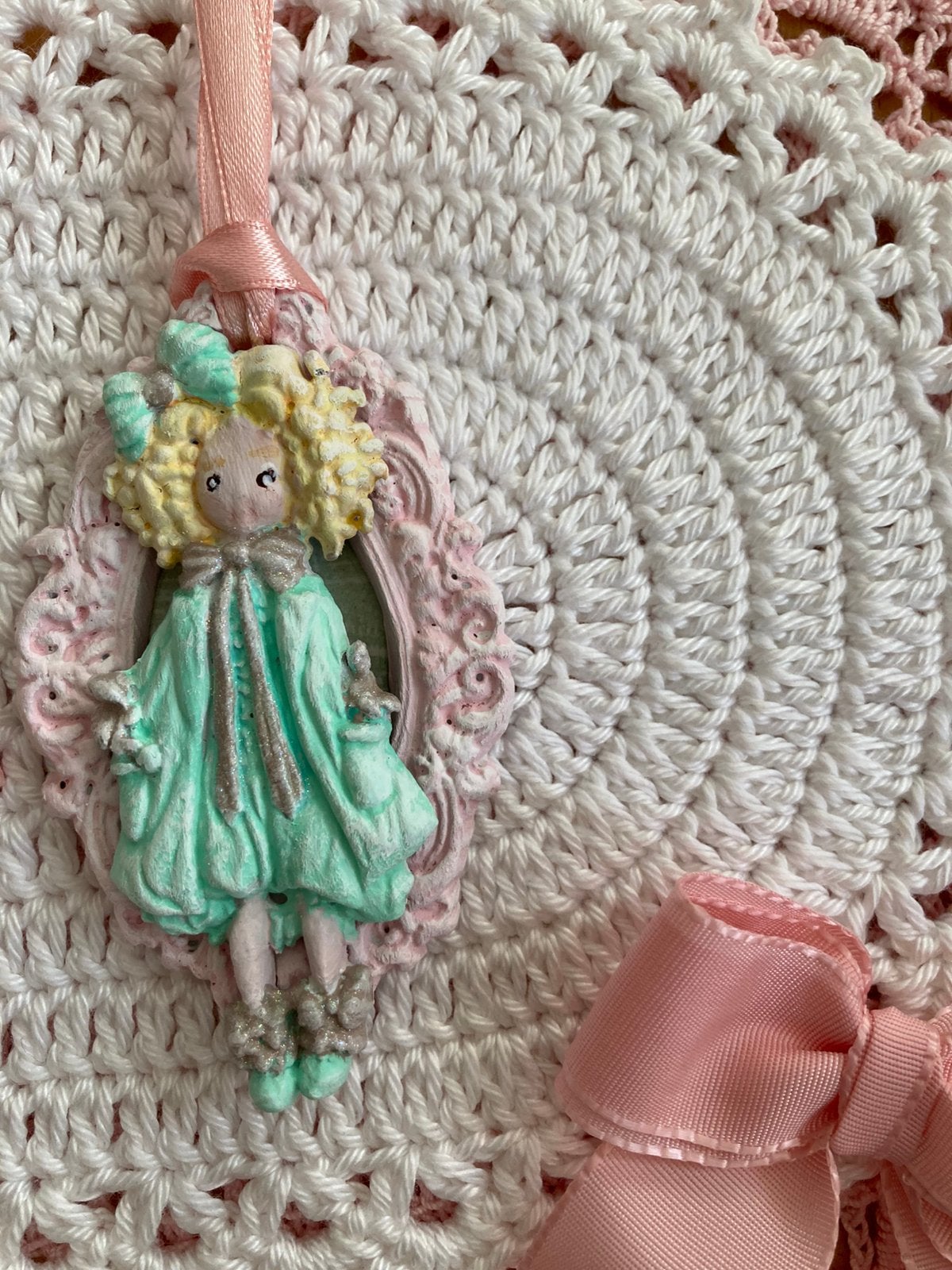Met de hand gemaakt ornament popje mint, Verzenden, Nieuw