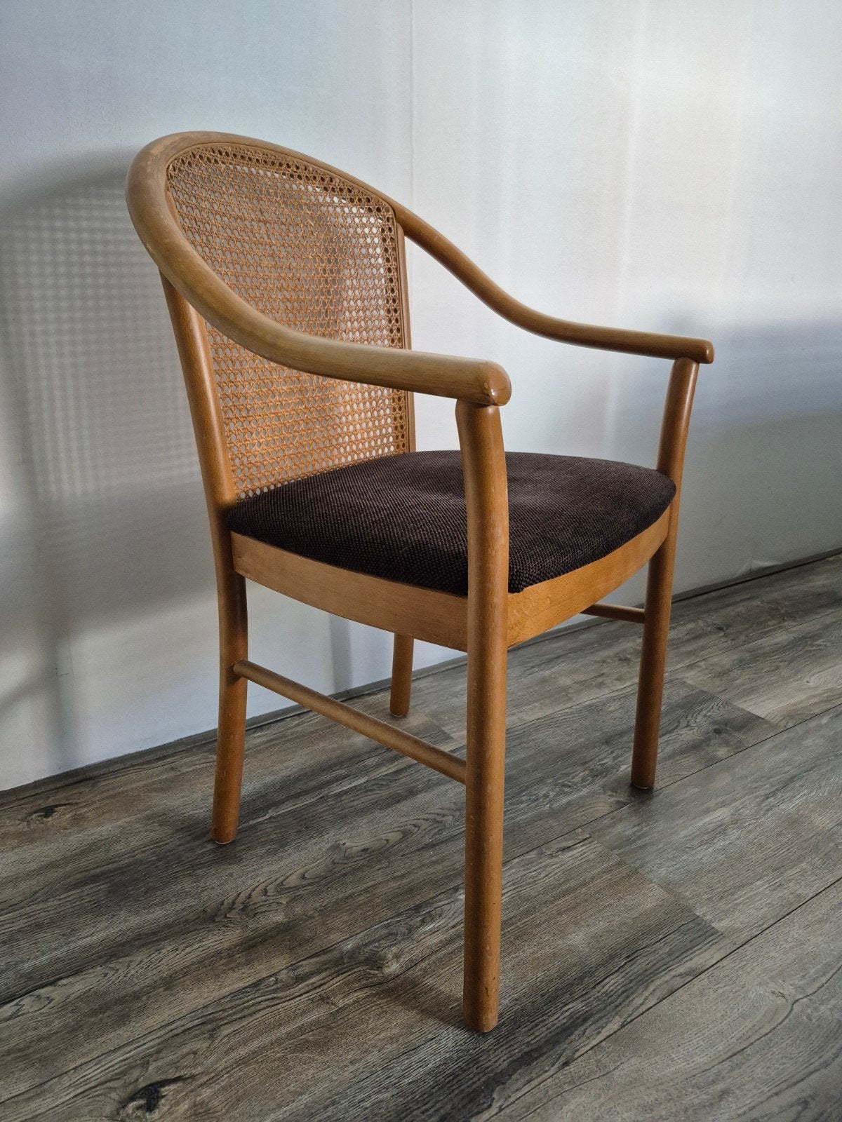 Vintage rotan stoel met armleuningen en stoffen zitting, Ophalen, Hout, Gebruikt, Bruin
