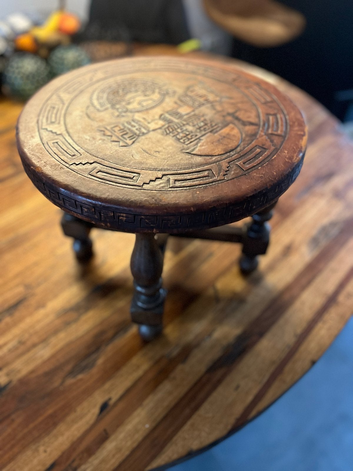 Houten krukje met ingekerfd Azteken motief, Antiek en Kunst, Ophalen of Verzenden