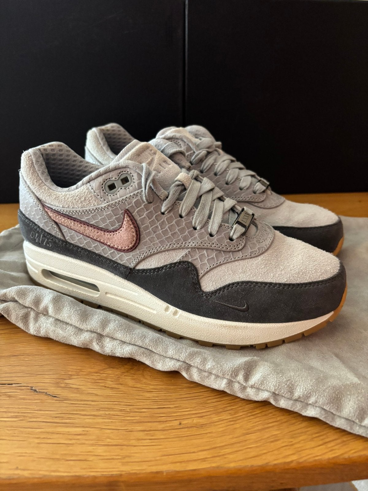 Nike Air Max 1 Bespoke, Ophalen of Verzenden, Zo goed als nieuw, Grijs, Sneakers of Gympen